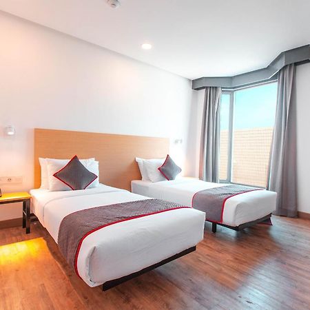 Super Oyo Townhouse 1 Hotel Salemba Jakarta Exterior foto