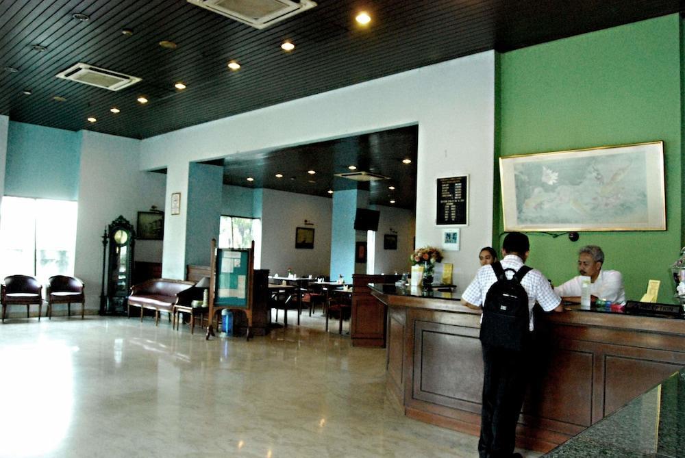 Super Oyo Townhouse 1 Hotel Salemba Jakarta Exterior foto